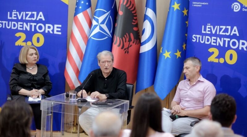 “U bëhet presion studentëve për provimet”/ Berisha në protestë? Lideri i opozitës: Nuk shkojmë me simbolet e PD, qytetarët janë aty se kërkojnë qeveri teknike