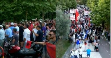 Pas Kuvendit, protestuesit ndalin marshimin te selia e PD, përplasje me militantët demokratë: Opozitë e shitur! Pas Kuvendit, protestuesit ndalin marshimin te selia e PD, përplasje me militantët demokratë: Opozitë e shitur!