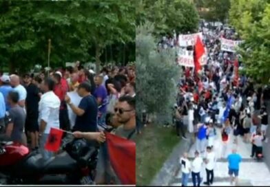 Pas Kuvendit, protestuesit ndalin marshimin te selia e PD, përplasje me militantët demokratë: Opozitë e shitur! Pas Kuvendit, protestuesit ndalin marshimin te selia e PD, përplasje me militantët demokratë: Opozitë e shitur!