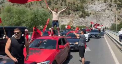 Dhjetëra makina nga Europa, diaspora i bashkohet protestës në kryeqytet