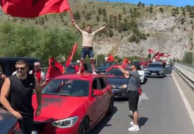 Dhjetëra makina nga Europa, diaspora i bashkohet protestës në kryeqytet