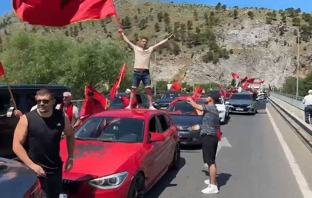 Dhjetëra makina nga Europa, diaspora i bashkohet protestës në kryeqytet