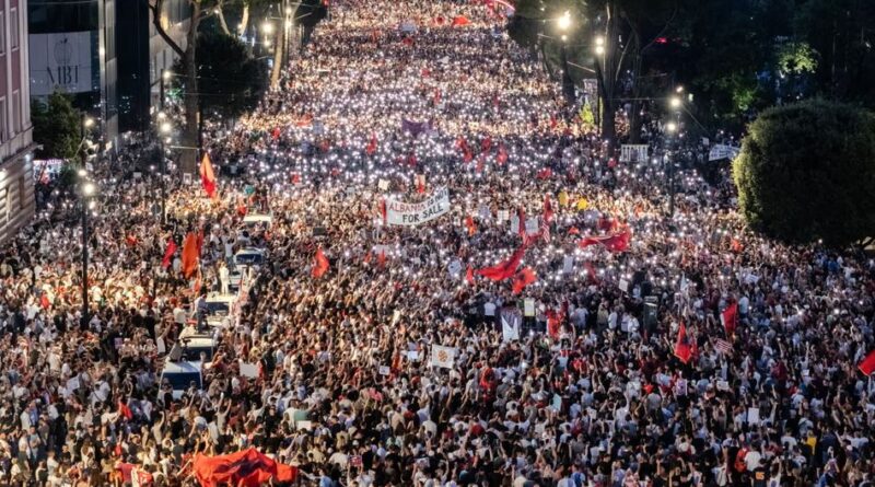 Dita e 21-të e revoltës/ Diaspora marshon drejt Shqipërisë, sot para Kryeministrisë protesta më e madhe e mbajtur ndonjëherë, për largimin e Ramës