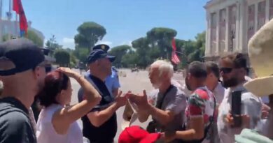 Protestuesit ngrenë çadrat para kryeministrisë, policia përplaset me to