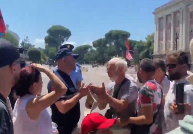 Protestuesit ngrenë çadrat para kryeministrisë, policia përplaset me to