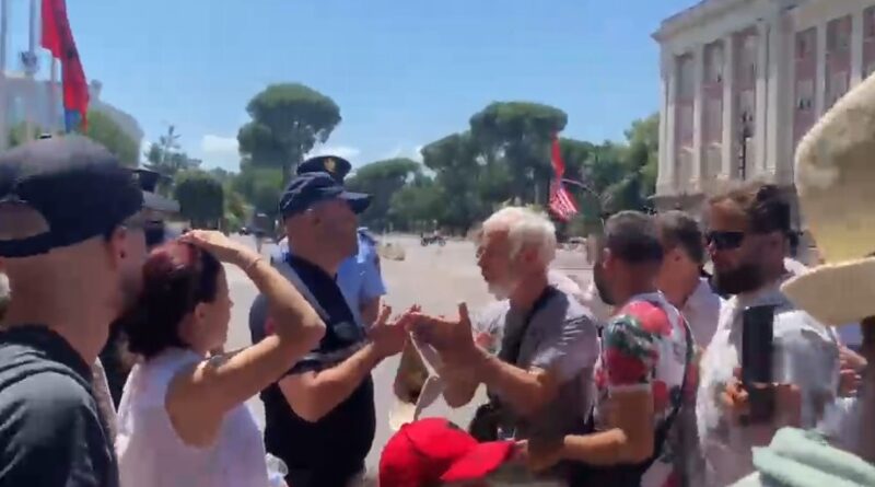 Protestuesit ngrenë çadrat para kryeministrisë, policia përplaset me to