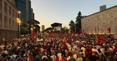 9 protestues nën hetim, Policia e Tiranës: Zaptuan bulevardin, refuzuan të largohen