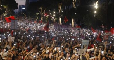 Mbi 120 akademikë shqiptarë firmosin deklaratë në mbështetje të protestave qytetare