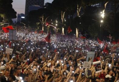 Mbi 120 akademikë shqiptarë firmosin deklaratë në mbështetje të protestave qytetare