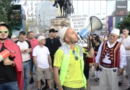 Kumbojnë thirrjet “Dorëheqje!” nga sheshi Skënderbej, një prej organizatorëve të protestës: Mos bini pre e provokimeve!
