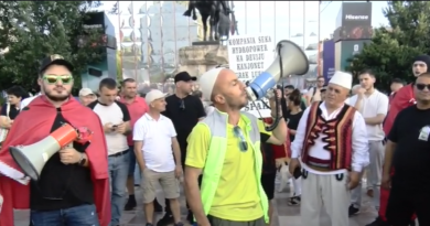 Kumbojnë thirrjet “Dorëheqje!” nga sheshi Skënderbej, një prej organizatorëve të protestës: Mos bini pre e provokimeve!