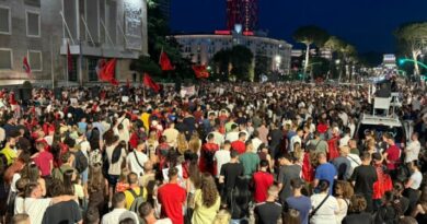 19 ditë revoltë/ Aktivistët nga Londra dhe Suedia: Solidarizohemi me të rinjtë, duhet të marrin drejtimin e vendit