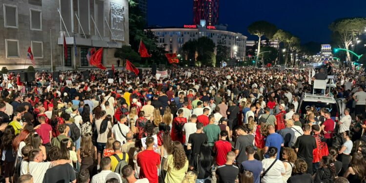 19 ditë revoltë/ Aktivistët nga Londra dhe Suedia: Solidarizohemi me të rinjtë, duhet të marrin drejtimin e vendit