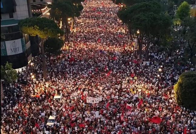 Gazeta gjermane jehonë protestave për largimin e Ramës, ZDFheute: Mijëra qytetarë mblidhen çdo ditë para kryeministrisë