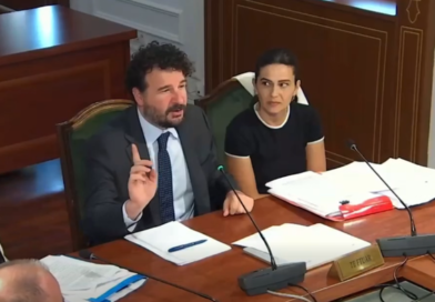 “Ndërkohë që miratoni…”/ Plasin të qeshurat te Ligjet, zëvendësministri kërkon leje për në tualet!