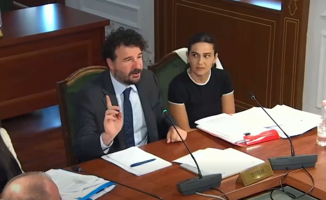 “Ndërkohë që miratoni…”/ Plasin të qeshurat te Ligjet, zëvendësministri kërkon leje për në tualet!