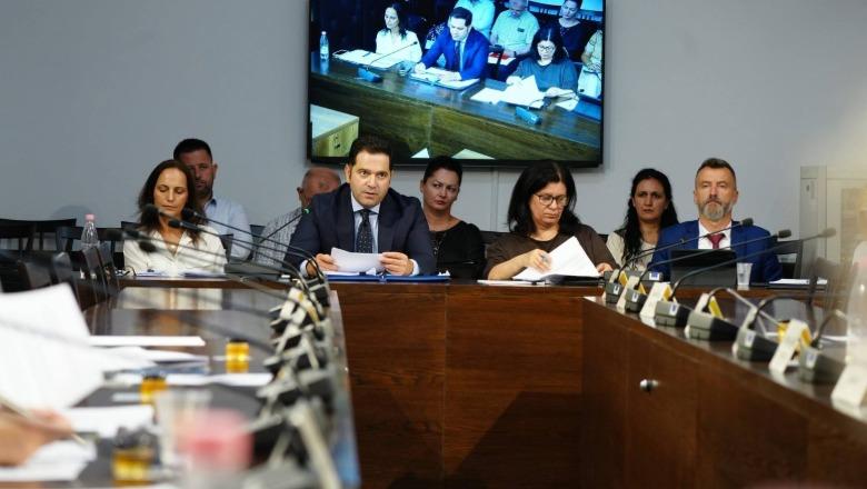 Rishikimi i buxhetit merr ‘ok’ në komisione! Malaj: Indeksimi i pensioneve në 2027-ën do bëhet në prill, fatura e rindërtimit deri më tani 1.2 mld euro