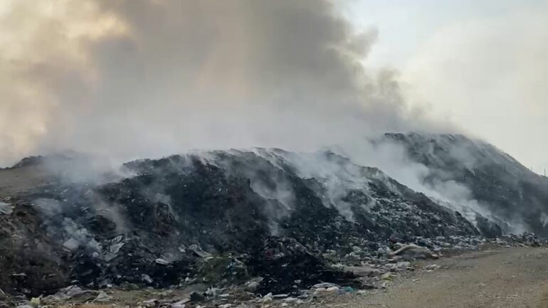 Zjarri në landfillin e mbetjeve në Fushë-Krujë, tymi toksik mbulon zonën nga Kruja deri në Kamëz