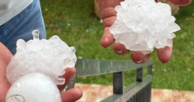 Pamje apokaliptike në Itali, breshëri sa një top tenisi/ Stuhia e fuqishme paralizon qarkullimin e makinave, dëme të shumta