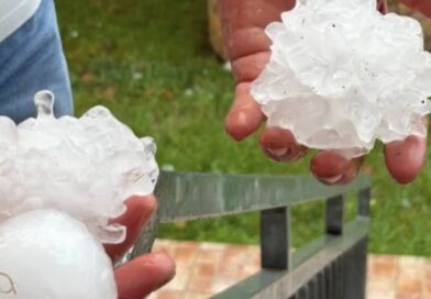 Pamje apokaliptike në Itali, breshëri sa një top tenisi/ Stuhia e fuqishme paralizon qarkullimin e makinave, dëme të shumta