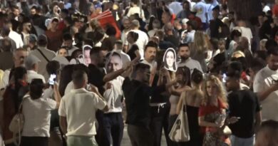 Protestuesit me risi në ditën e 53 të tubimit, valle me maska në shesh teksa kërkojnë qeveri tranzitore