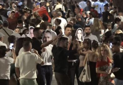 Protestuesit me risi në ditën e 53 të tubimit, valle me maska në shesh teksa kërkojnë qeveri tranzitore