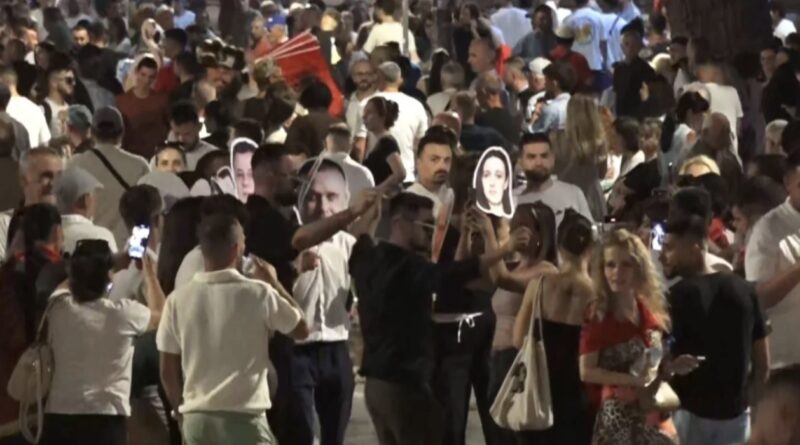 Protestuesit me risi në ditën e 53 të tubimit, valle me maska në shesh teksa kërkojnë qeveri tranzitore