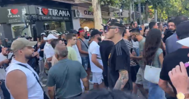 “Shqipëria kërkon revolucion”, me vezë me vete protestuesit mblidhen para Parlamentit