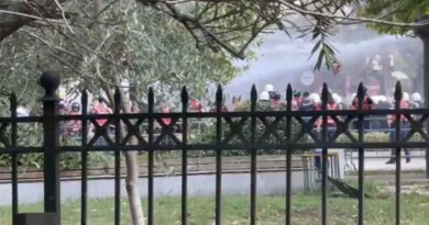 Tensionet para Kuvendit/ Hidhet ujë dhe gaz lotësjellës, protestuesit i kundërpërgjigjen me vezë