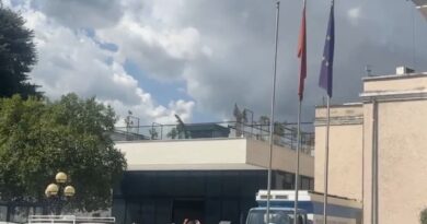 Tensionet te Kuvendi me protestuesit dhe policinë, dëgjohet një shpërthim brenda ambienteve të institucionit