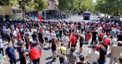 Dhuna në protestën te Kuvendi, nesër masa për 2 protestuesit! Njëri siguroi kapsollat, tjetri plagosi një polic me to