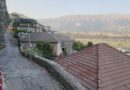 Rruga rrezikon shtëpinë, rrëshqitja e tokës ka alarmuar të moshuarën që jeton e vetme në Gjirokastër
