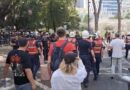 Tensionohet protesta para Kuvendit, protestuesit hedhin vezë drejt efektivëve. Policia përgjigjet me spraj lotsjellës