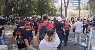 Tensionohet protesta para Kuvendit, protestuesit hedhin vezë drejt efektivëve. Policia përgjigjet me spraj lotsjellës