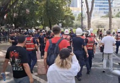 Tensionohet protesta para Kuvendit, protestuesit hedhin vezë drejt efektivëve. Policia përgjigjet me spraj lotsjellës