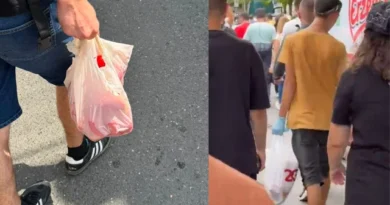 Me qese me vezë e domate, protestuesit marshojnë drejt Komisariatit nr.1