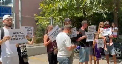 “Heshtja nuk është provë pune”/ Të rinjtë protestë para SPAK-ut