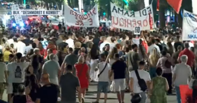 Qytetarët marshojnë rrugëve të Tiranës pas protestës së 60-të: Rama jepe dorëheqjen, ju erdhi fundi!