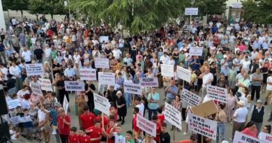 Banorët e Poliçanit kundërshtojnë bashkimin me Beratin, dalin në protestë dhe djegin teserat e PS, kryesocialisti i qytetit jep dorëheqjen