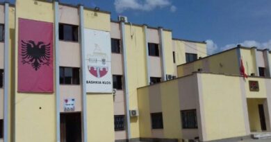 Administrata e Bashkisë Klos bojkoton punën, protestë kundër shkrirjes me Matin
