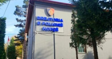 Vjedhje gjatë natës në Korçë, autorët thyejnë xhamat e dyqanit