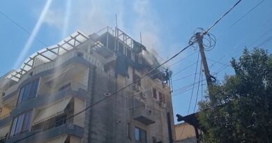 Zjarri përfshinë katin e pestë të një pallati në Sarandë, flakët përhapen me shpejtësi