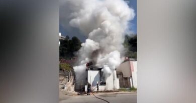 Zjarri përfshin kabinën e ujësjellësit te “Uji i Ftohtë“ në Vlorë, flakët rrezikojnë të përhapen në zonat e banuara (VIDEO)