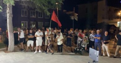 Banorët e Divjakës KUNDËRSHTOJNË për të 14-ën ditë bashkimin me Lushnjen, i bëjnë thirrje administratës të marrë pjesë në protestë