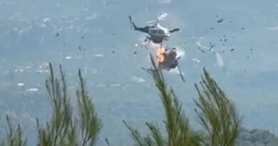 Tronditëse: Dy helikopterë përplasen në ajër në Greqi dhe shpërthejnë në flakë