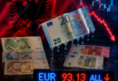 Euro bie në pikiatë, zbret në 93.13 lekë dhe thyen rekord negativ