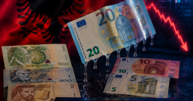 Euro bie në pikiatë, zbret në 93.13 lekë dhe thyen rekord negativ