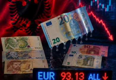 Euro bie në pikiatë, zbret në 93.13 lekë dhe thyen rekord negativ