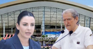 “Nuk ka injorante të dytë si Balluku në Ballkan”- Berisha: Zgjidhja e kontratës për Aeroportin e Vlorës do t’u kushtojë shqiptarëve të paktën 500 milionë euro, gjobë e tmerrshme ndaj qytetarëve