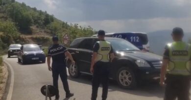 Aksident pranë Malit të Tomorrit/ Makinës nuk i punuan frenat dhe doli nga rruga, plagosen 7 persona, dy në gjendje të rëndë te Trauma